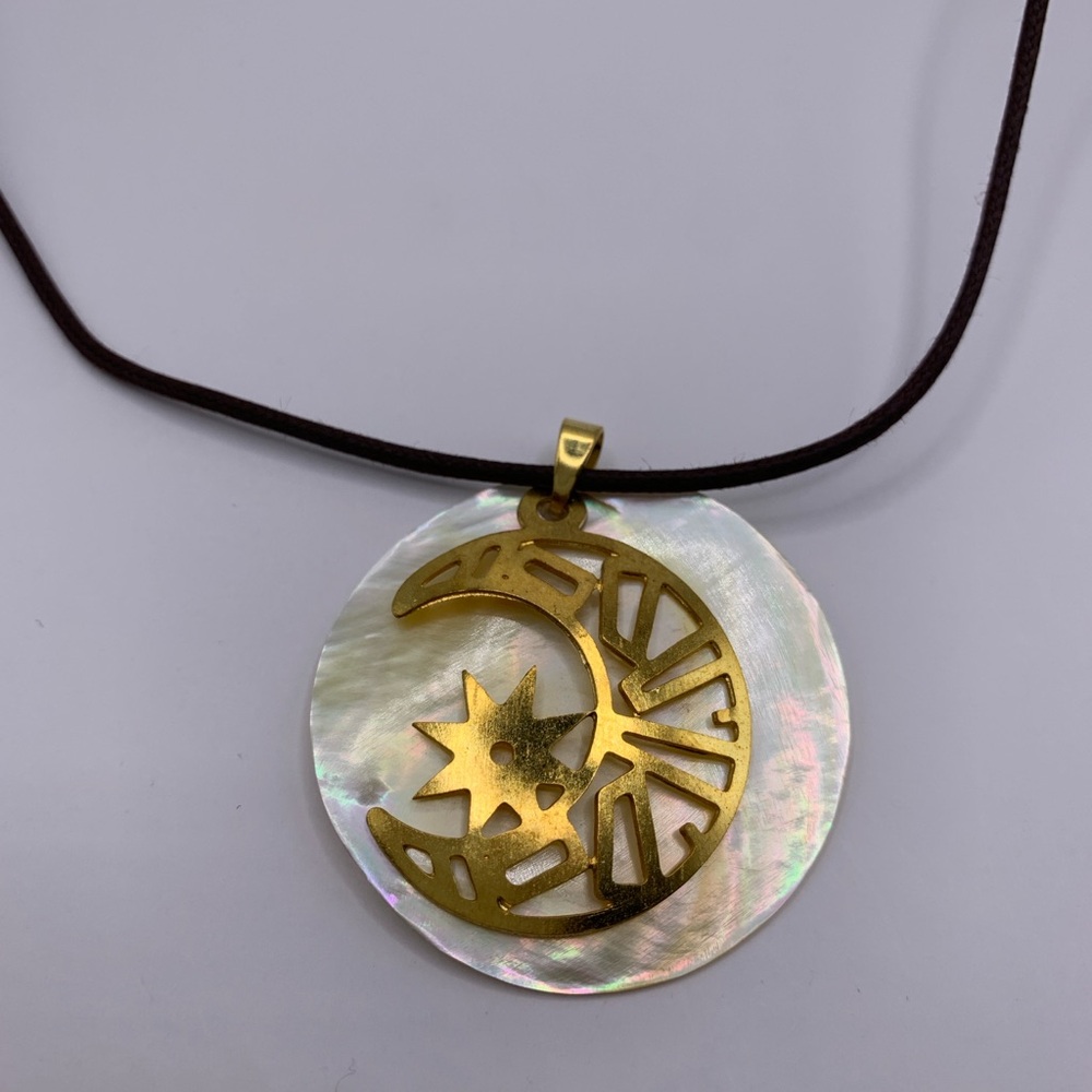 Gold Moon and Star Shell Pendant Necklace NWT - Picture 6 of 8